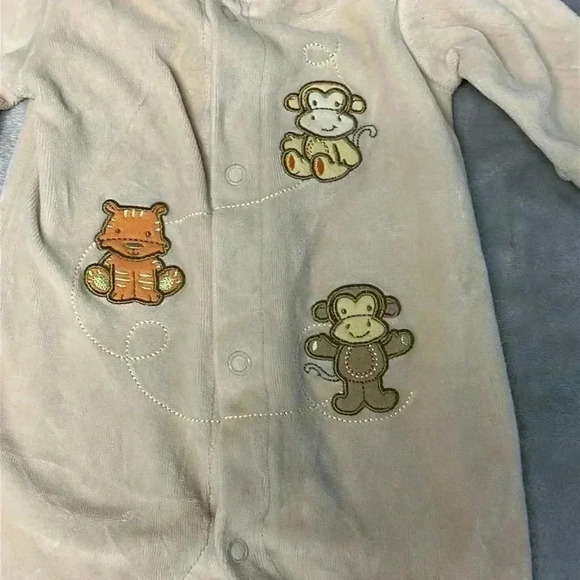 Love'n Cuddles - Velour footed sleeper.  Size 1 month - Picture 3 of 4